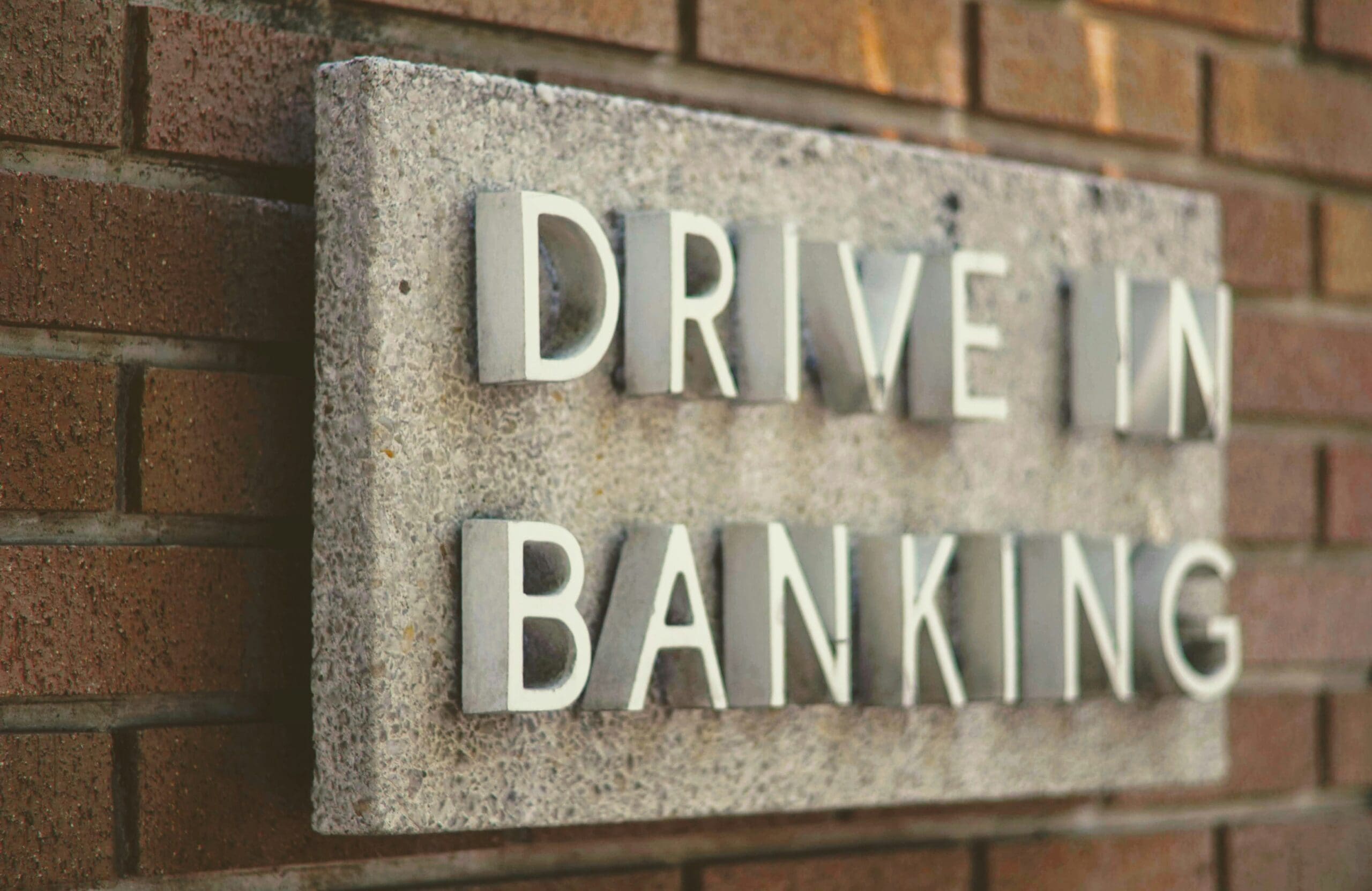 découvrez comment réussir une carrière dans la banque sans diplôme, les opportunités disponibles et les chemins possibles pour y parvenir.