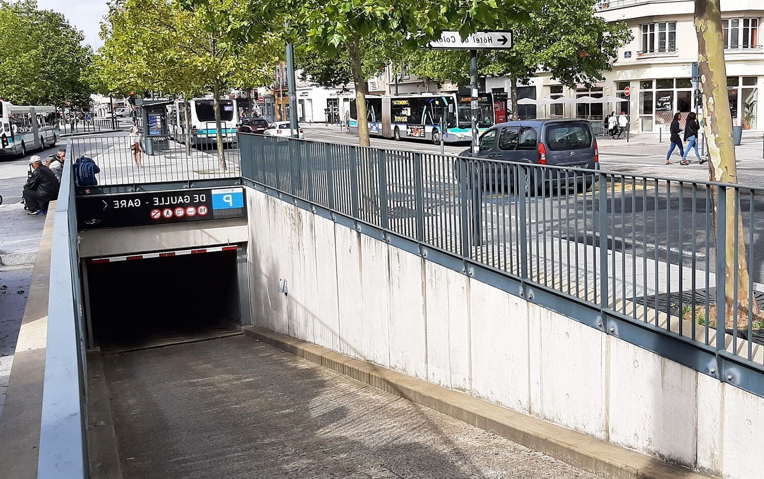 Où se trouve le parking de la Bourse du Travail à Lyon ?