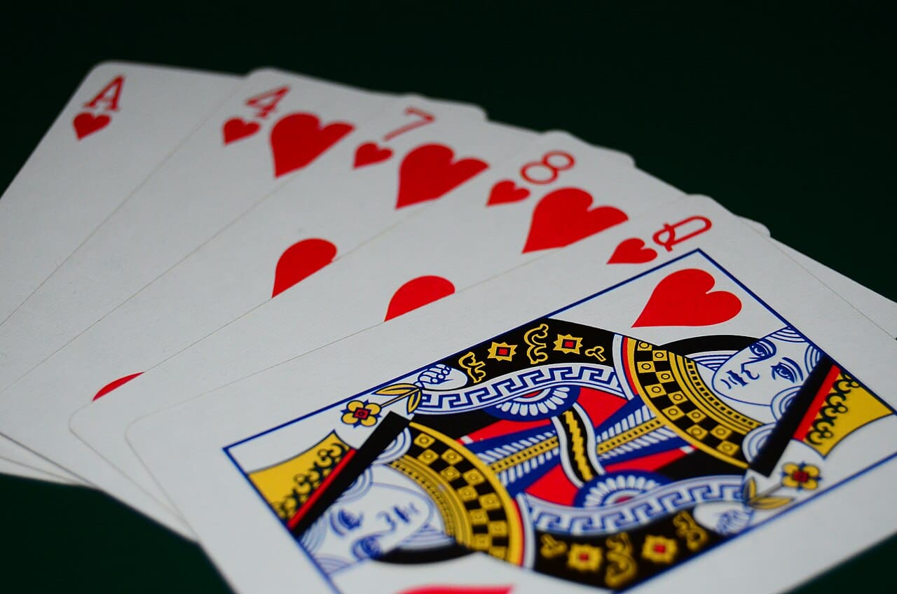 Combinaisons du poker : ordre, force et exemples concrets