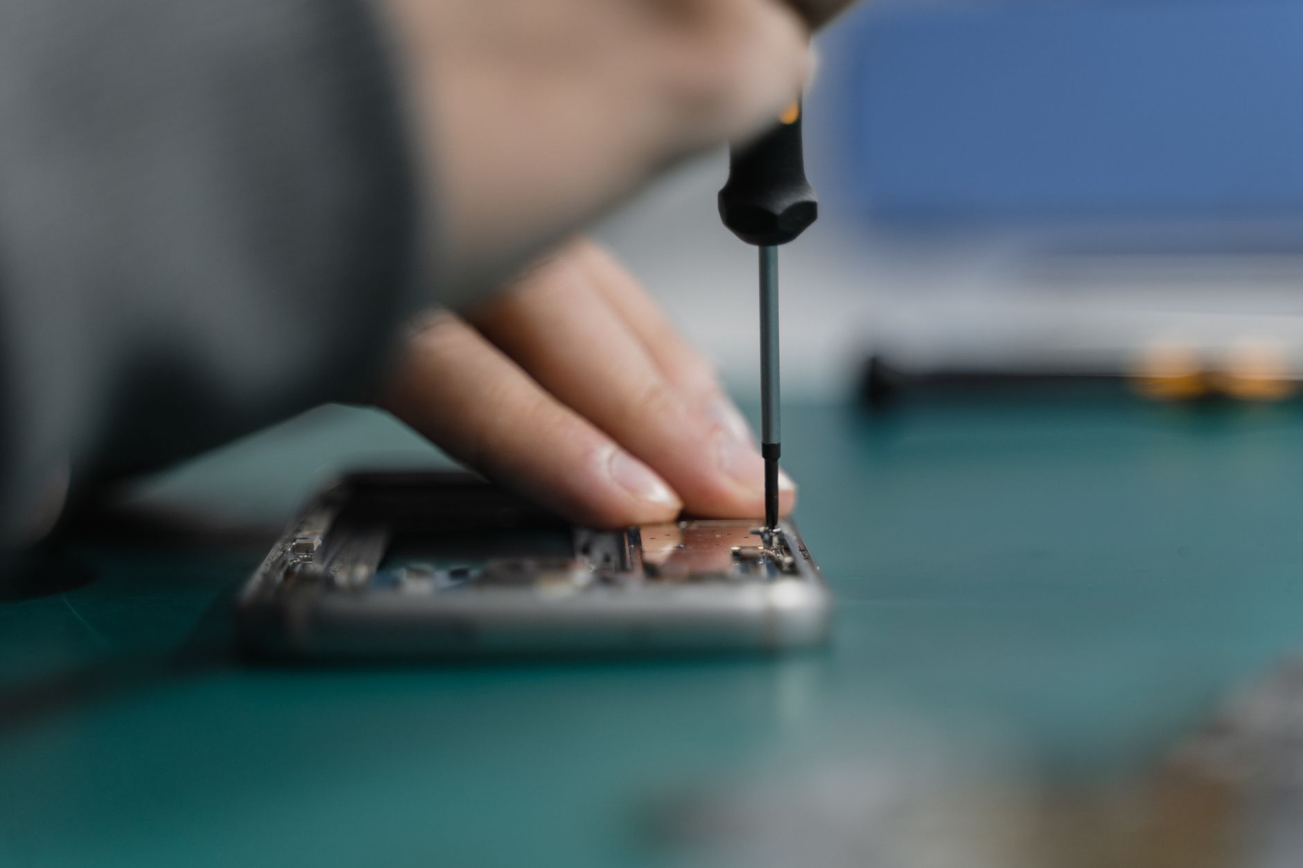Réparation téléphone : prix, délais et bons réflexes en atelier