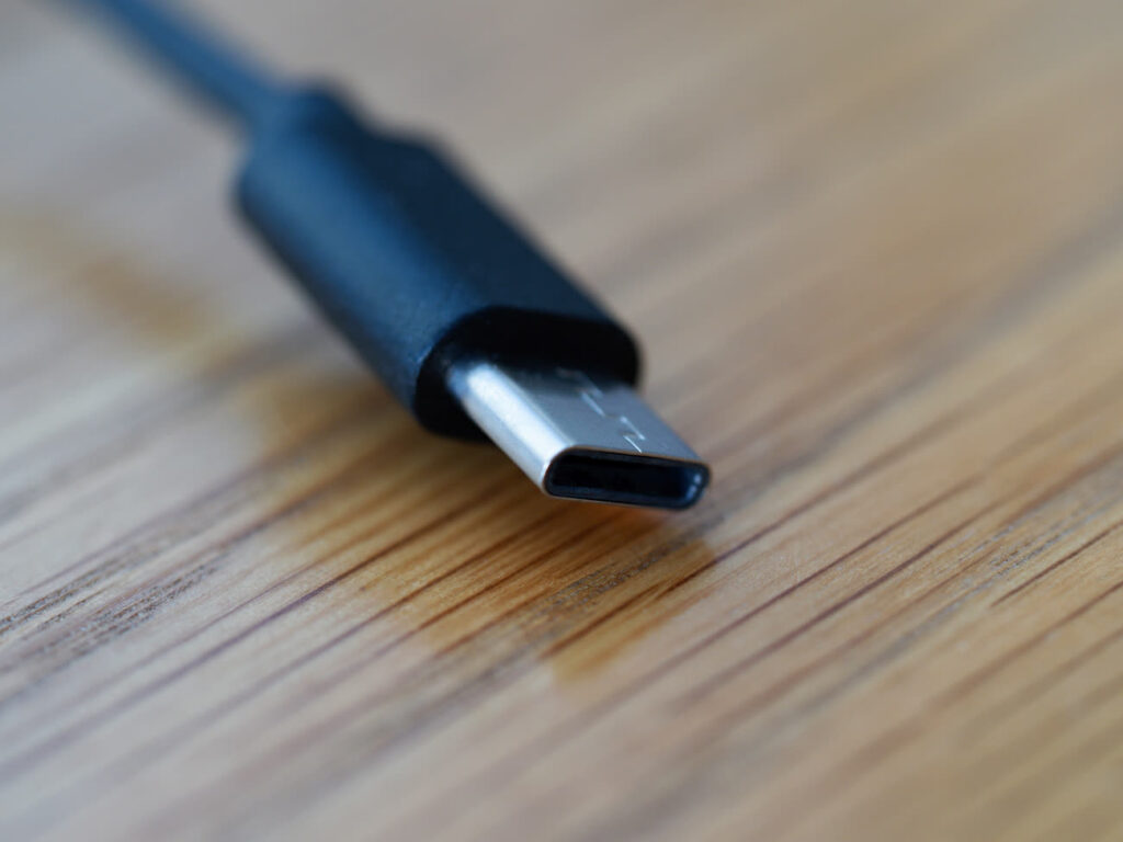 Câble USB type C branché près d'un port USB-C d'ordinateur portable